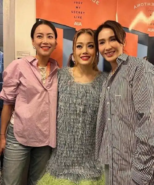 黎姿晒与容祖儿演唱会合照二人贴脸搂腰对镜甜笑