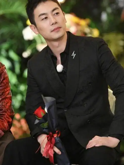 奔跑吧开播朱亚文黄旭熙两人穿搭太时尚引起潮流新风尚