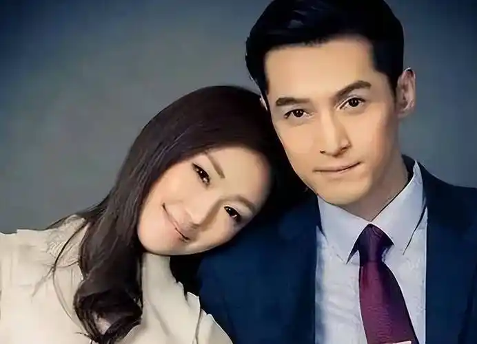 胡歌与老婆出门购物被拍,恩爱互动令人羡慕,最萌身高差好般配_感情_私