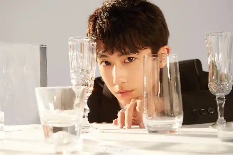 郝富申恋情疑似曝光 与美女搂脖热吻