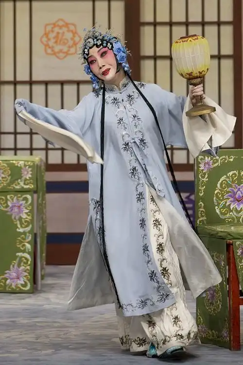 这出戏还是名角轮番出演的形式,刘兰芝的扮演者赵芳媛(张派,天津京