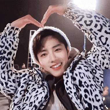 而剧中肖战站在地铁外给女主比心的情节把平凡生活中的美好和浪漫缓缓