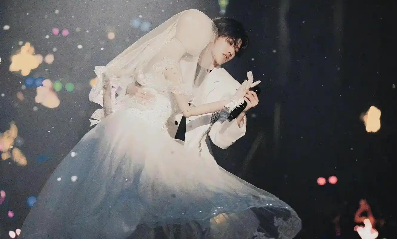 蔡徐坤这个男神太厉害了,竟然在mv里抱着一个假人出现,还是一脸深情的