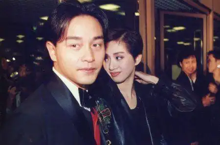 张国荣早年亲吻梅艳芳照片曝光,真的好撩