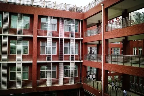 校园名片 | 探访《小别离》拍摄地,这所有着110年历史的中学为何屡屡