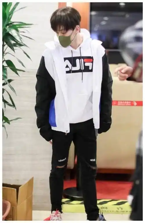 何洛洛出门太着急,穿的鞋子左右脚不一样,意外解锁新潮流!