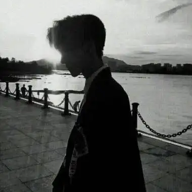 头像男生帅气孤独黑白高清孤独忧伤的男生黑白头像图片