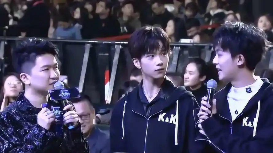 并表示最幸福的就是"大嫂和大哥在一起了"老大李现抿嘴含笑