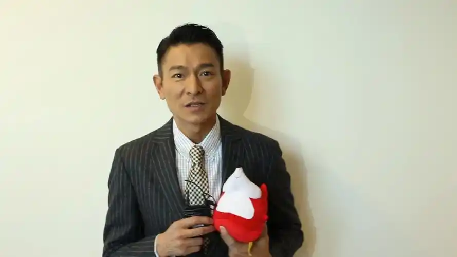 他是爱多管闲事的"俗人",虽已年近花甲,但仍在为事业打拼