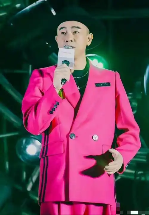 【资讯】55岁陈小春再次挑战粉色西装,这次做了改良,看着顺眼多了 图6