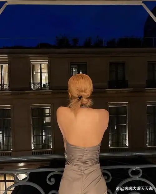 blackpink rosé,性感的紧身露背裙装,秀清冷美背,火辣迷人身材