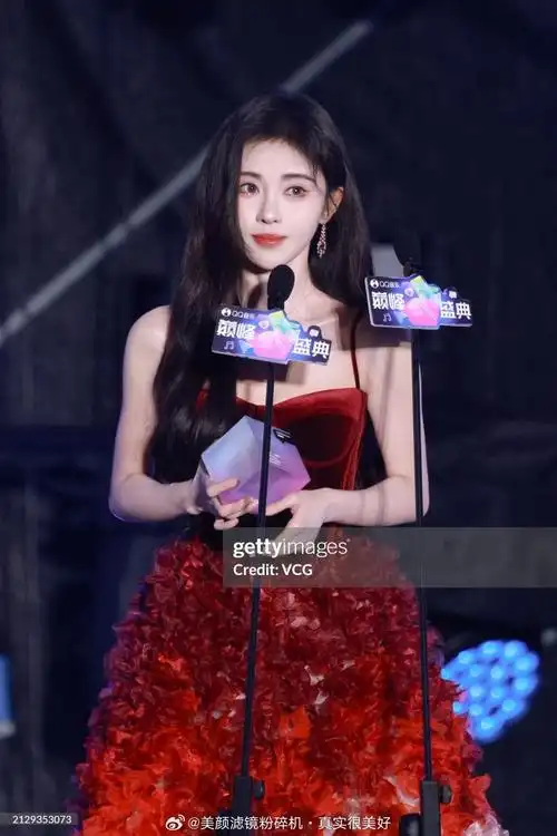 鞠婧祎衣服吊带断了