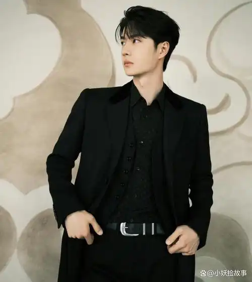 王一博全系黑色套装亮相,再度刷新大众审美,彰显时尚魅力