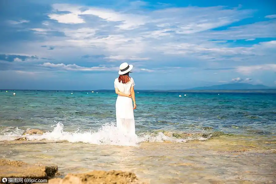 海边美女背影大海长裙