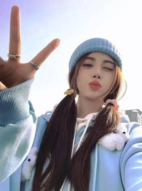 鞠婧祎脸颊比心##鞠婧祎周一营业照