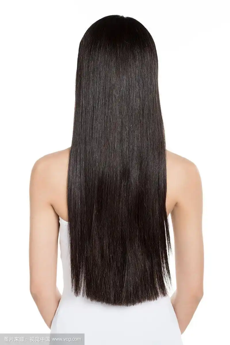 披肩长发女孩的背影