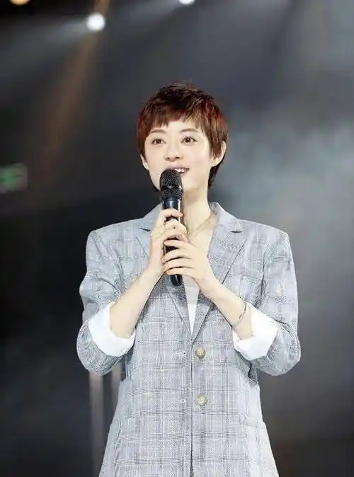 短发搭格子西服look,秒变成20岁小姑娘_衣服_女性_整体