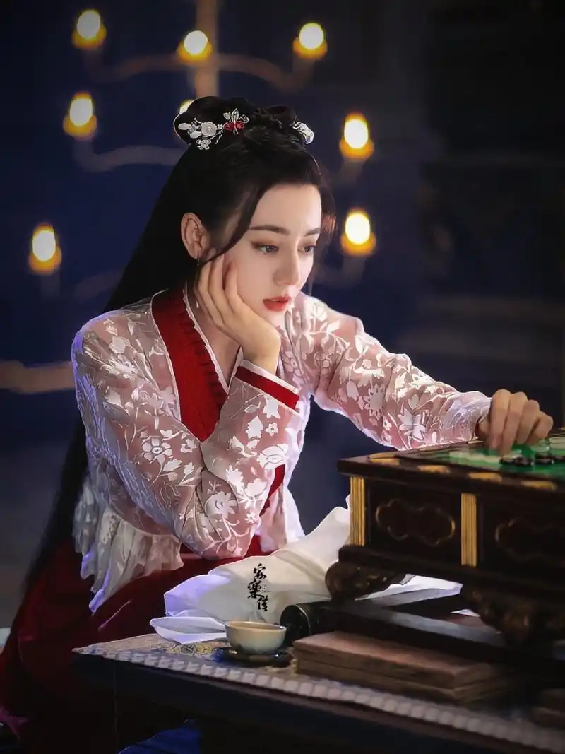 迪丽热巴大概率不会签万渣朝凰,她现在渴望转型,很想靠作品证明自己