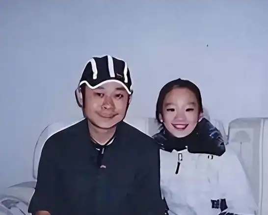 彼时,年仅20岁的刀郎遭遇生活剧变,爱妻杨娜带着新生的女儿,离他而去