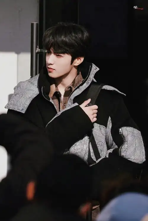 刘耀文横店演乞丐路透#这是什么反差感98上班前酷拽贵气小少爷