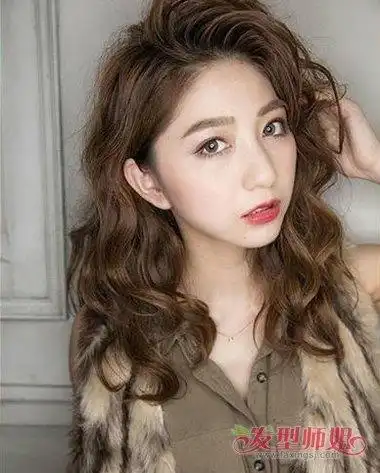 女生偏分烫过肩发发型