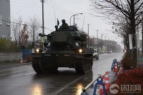 日本装甲车群招摇过市