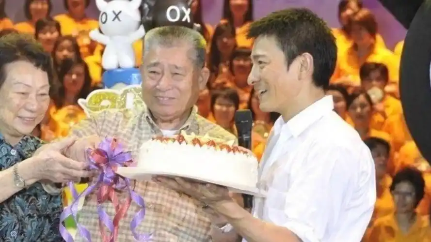 刘德华父亲去世,父子俩最后温馨画面曝光,华仔为其整理衣着