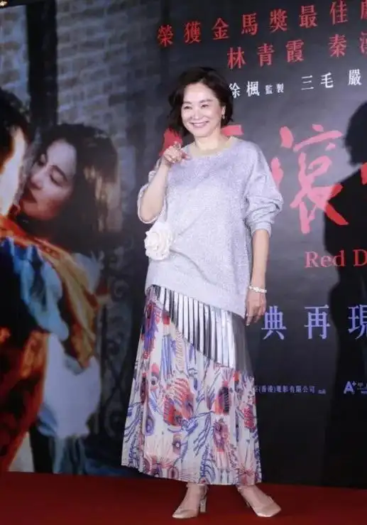 68岁林青霞与52岁朱茵杨钰莹同框,相差17岁却像同龄人,很有气质