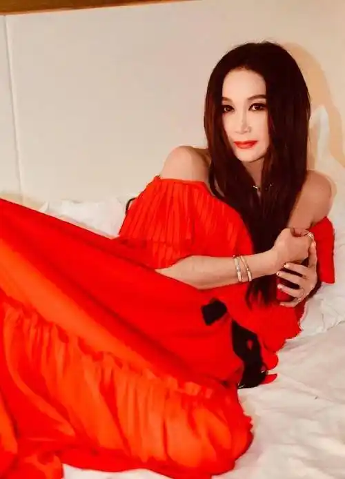 温碧霞红色v领礼服造型曝光,百褶裙摇曳生姿,气质自信大方_长裙_时尚