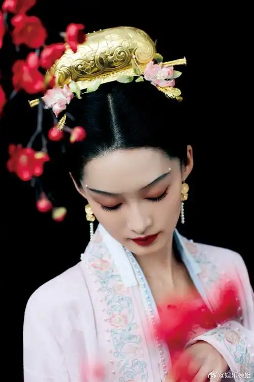 李沁央视春晚宋韵造型##李沁春晚宋韵古装大片