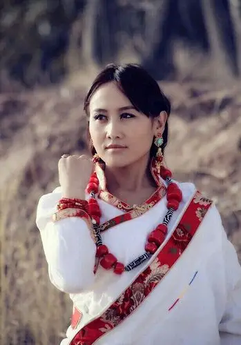 央金兰泽的原创歌曲不少,《遇上你是我的缘》,《爱琴海》,《爱的思念