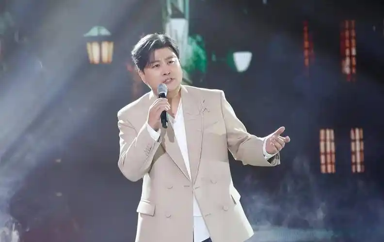 这位韩国男歌手也太不要脸了!