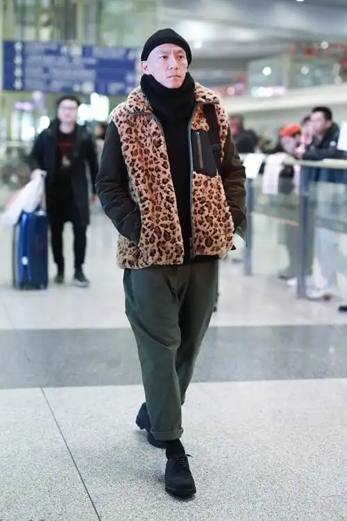 暴瘦的张震不仅颜值直接减掉一大截,而且身材看上去也尤为怪异.