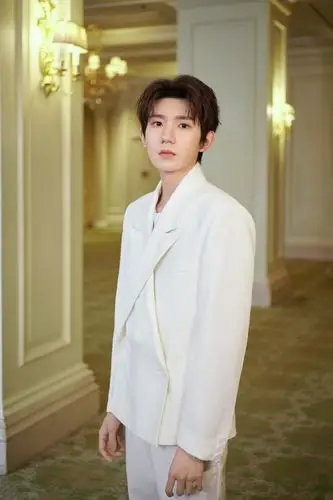 119王源着白色解构西装亮相品牌活动眸色生辉温润纯粹定格清新隽永的