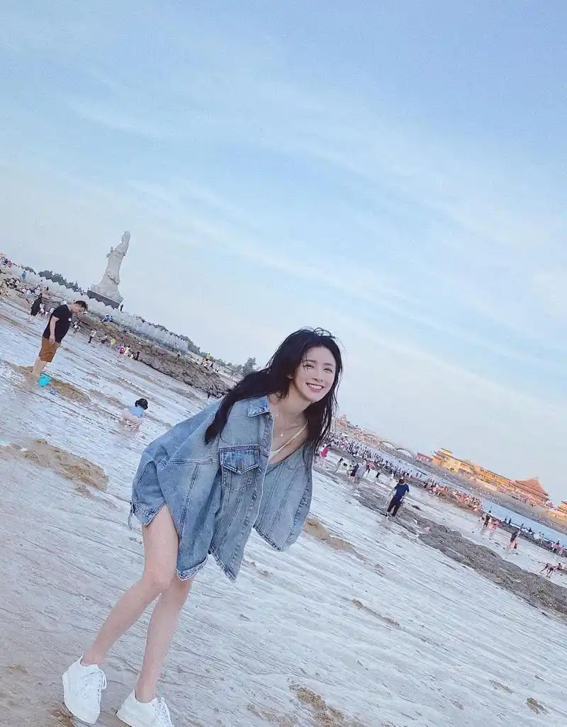 蔡卓宜真会凹造型穿红色丝绒长裙妩媚动人腰臀比太惊艳