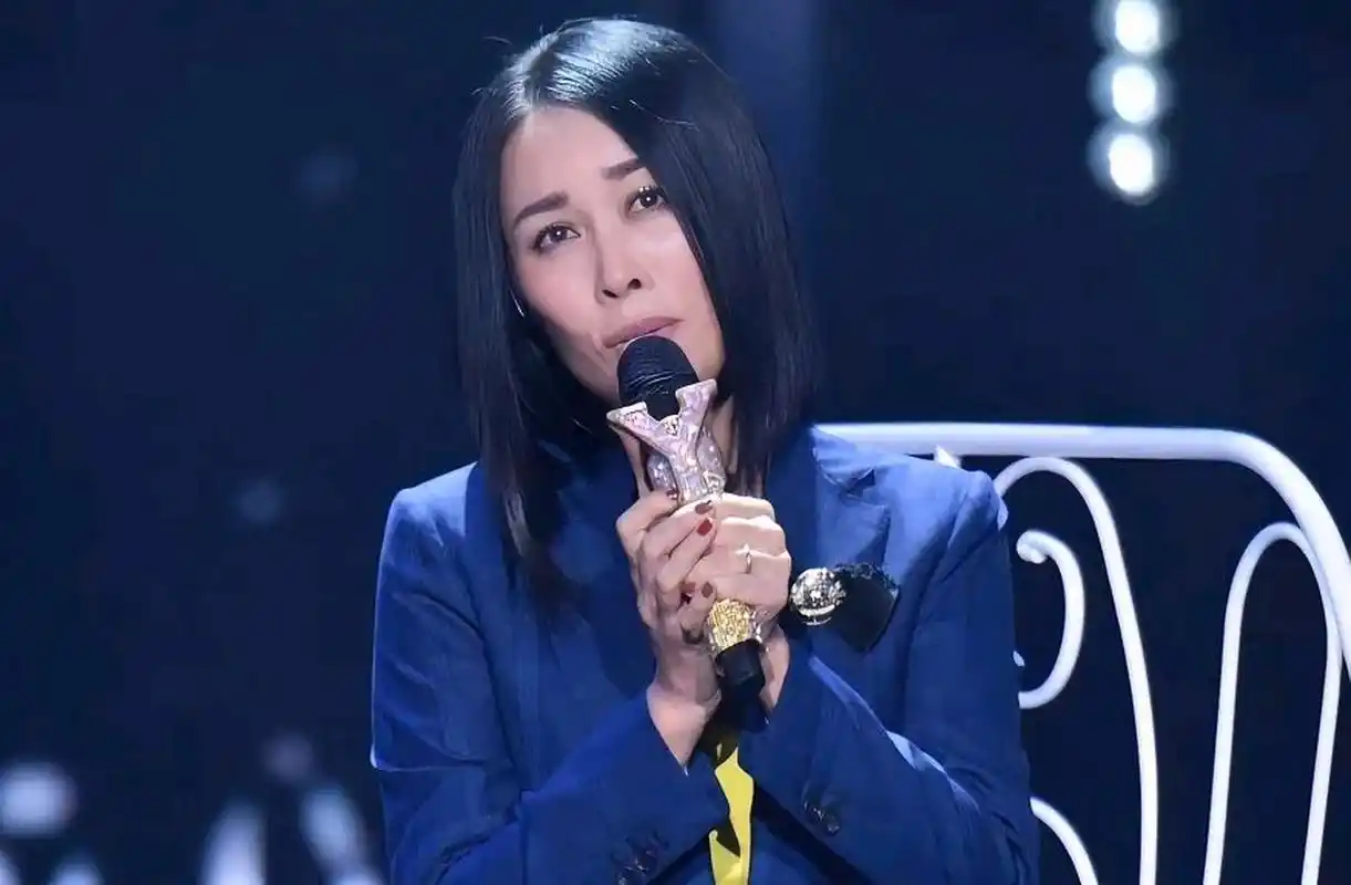 一天,那英的女儿对哥哥高兴说:"我是那英和孟桐的孩子,所以我姓孟,你