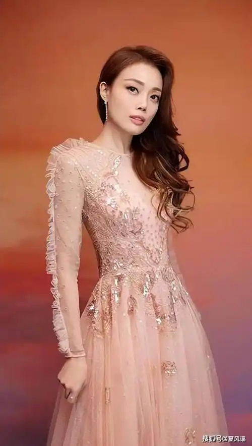 容祖儿演唱会大胆造型,网友热议:时尚界的冒险