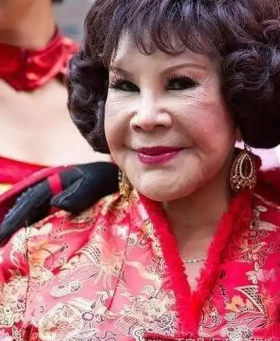 三个男友个个非等闲之辈,素颜让小偷后怕,疯狂60年仍活力满满_黄夏蕙