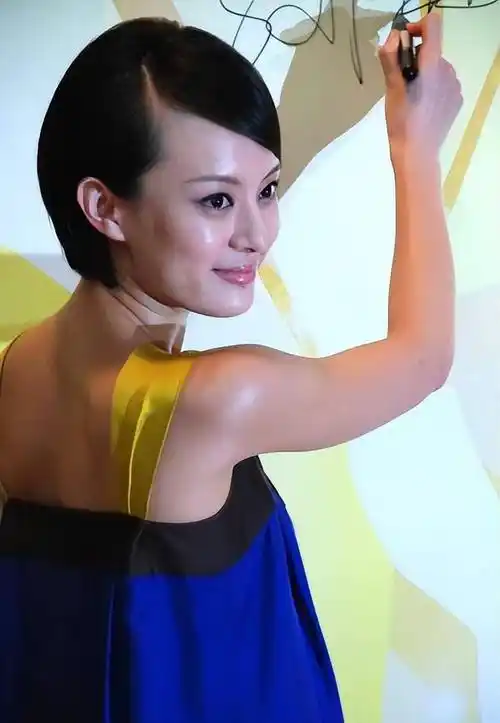 孙俪身着漂亮的绿色上衣成功出圈,网友:每一张照片都很美!