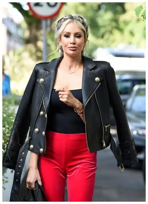 女明星奥利维亚·阿特伍德身穿黑色皮衣在加拿大的街拍