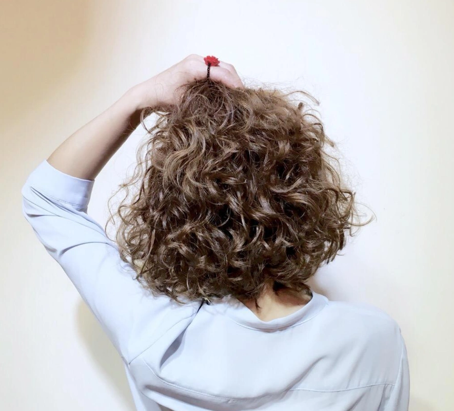 2018最新"小卷烫"发型,完美修饰脸型,更显时尚女王范儿!