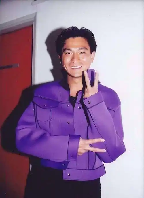 原创刘德华59岁大寿过完更年轻了直播截图太帅被500万人围观卡爆了