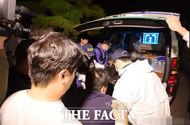 崔雪莉遗体运送现场韩媒狂拍照崔雪莉曝出在二楼房间上吊自杀