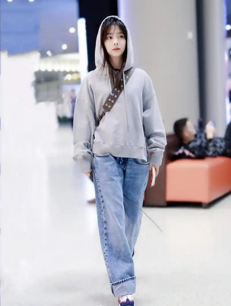 谭松韵早春穿搭清爽时髦卫衣搭配牛仔裤走机场意外小巧精致