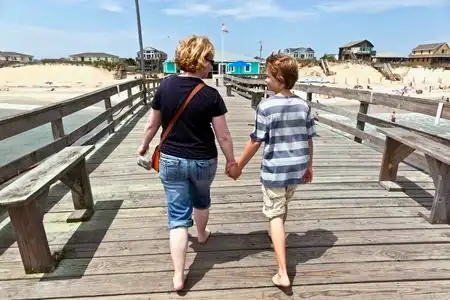 手牵手一起走母亲和儿子走手牵手照片