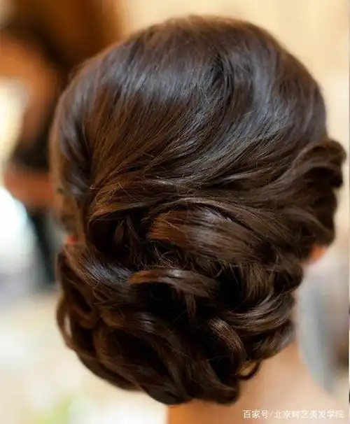 盘发在人们的日常生活中都会用到,通过盘发能塑造女性的端庄,古典