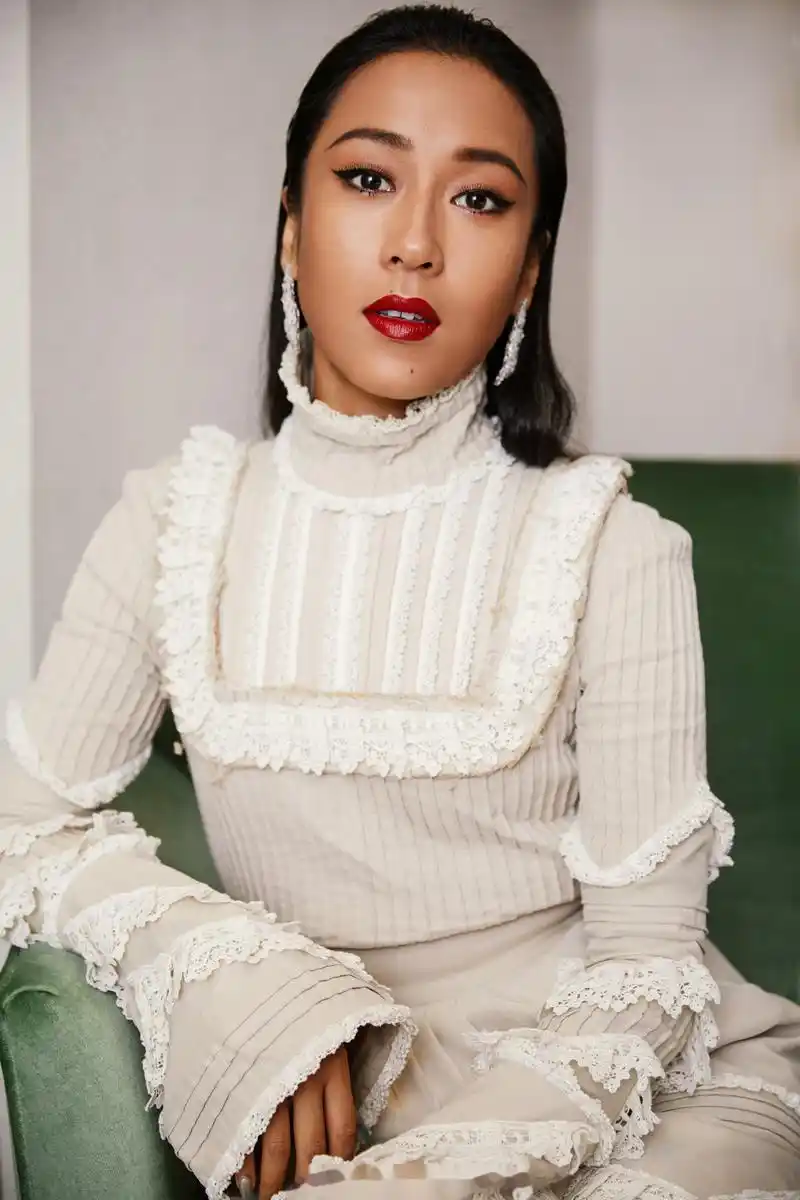 2018成都乡音乡情新年音乐会吉克隽逸一袭白裙跟身后庞大的交响乐队