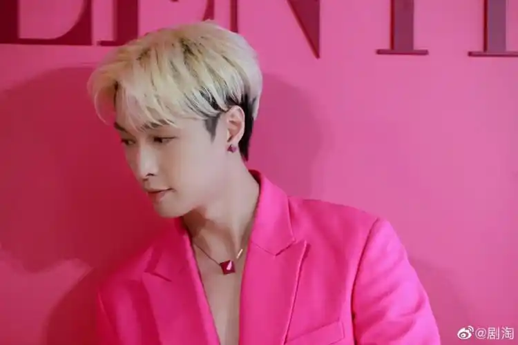 全世界最好的张艺兴  粉色西装真好看