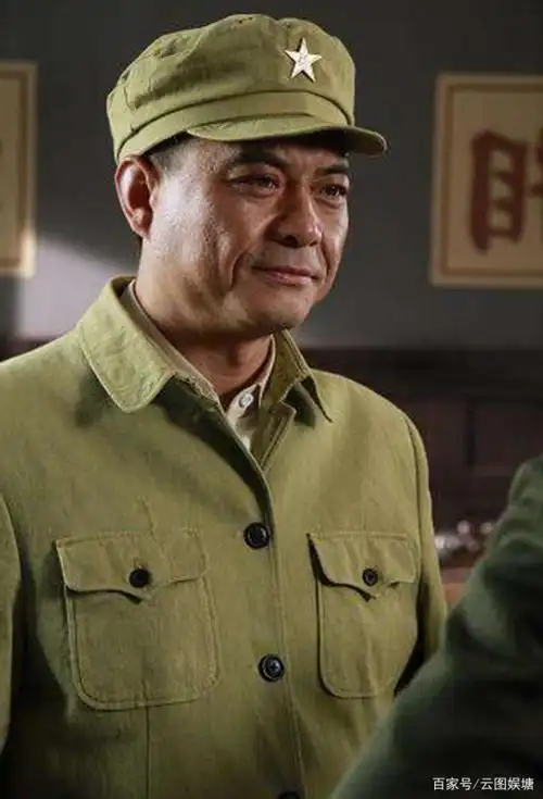 秦海璐与48岁老公罕见同框,欢乐互动大秀恩爱,还给老公戴假发