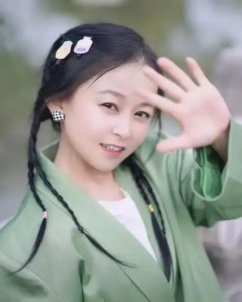 袖珍人朱洁,身高不足一米三,演戏唱歌样样行,嫁给爱情笑容灿烂